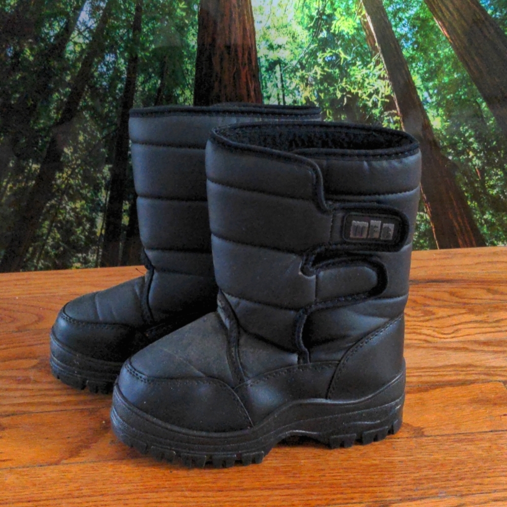 WFS Black Kids Snow Boots (size 3 Kids)